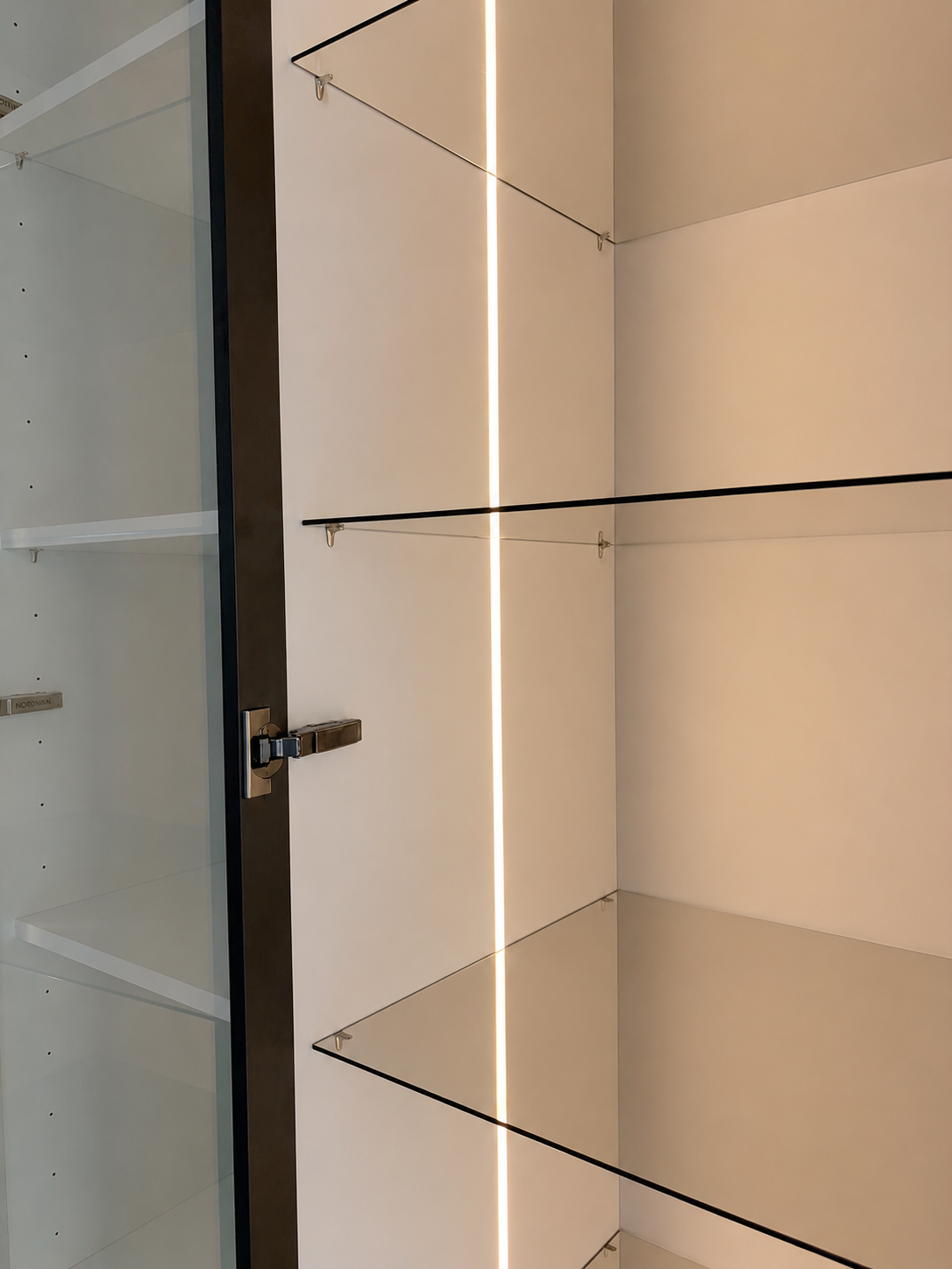 Mobilier pentru living din MDF termoformat cu vitrină și zonă de depozitare realizat la comandă de NORVINIA