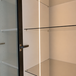 Mobilier pentru living din MDF termoformat cu vitrină și zonă de depozitare realizat la comandă de NORVINIA