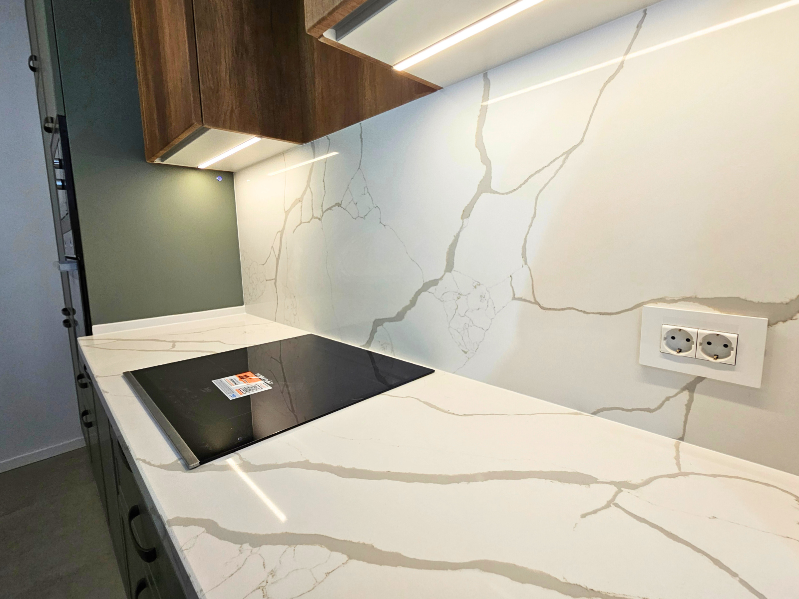 Mobilier bucătărie NORVINIA, cu blat din cuarț compozit și chiuvetă montată sub blat