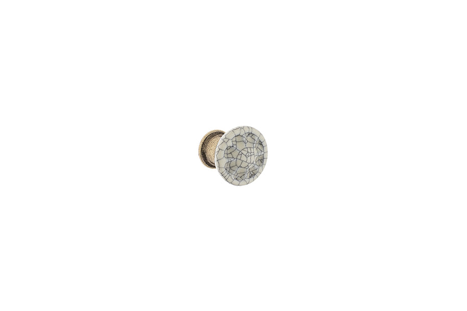Buton mobilier Tulip Country – alamă antichizată / porțelan bej crăpat, rotund, 33 × 33 mm