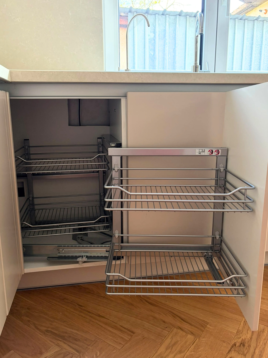 Mobilier din MDF termoformat cu blat din cuarț compozit, masă cu blat din cuarț și mânere GOLA