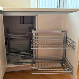 Mobilier din MDF termoformat cu blat din cuarț compozit, masă cu blat din cuarț și mânere GOLA