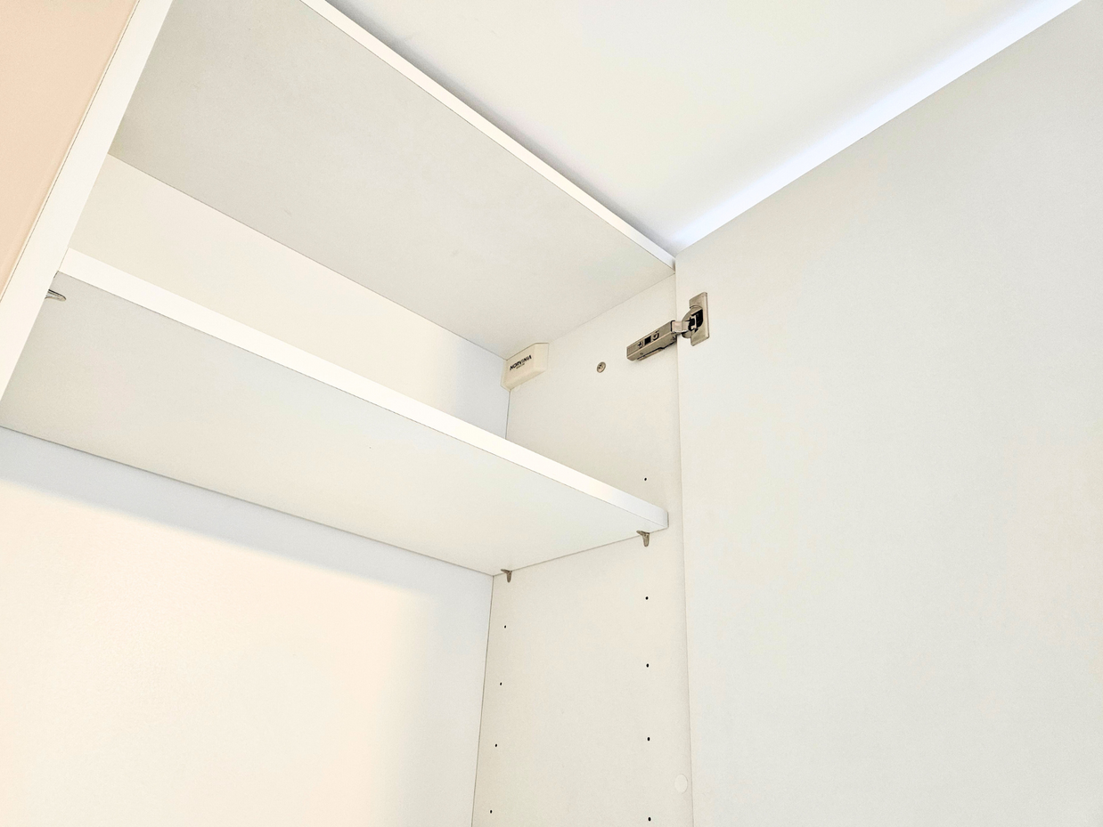 Mobilier pentru bucătărie NORVINIA, cu mânere profil GOLA, cu blat din cuarț compozit și chiuvetă montată sub blat