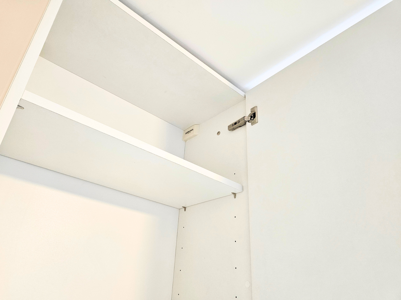 Mobilier pentru bucătărie NORVINIA, cu mânere profil GOLA, cu blat din cuarț compozit și chiuvetă montată sub blat