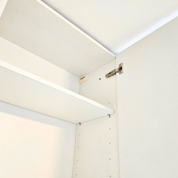 Mobilier pentru bucătărie NORVINIA, cu mânere profil GOLA, cu blat din cuarț compozit și chiuvetă montată sub blat