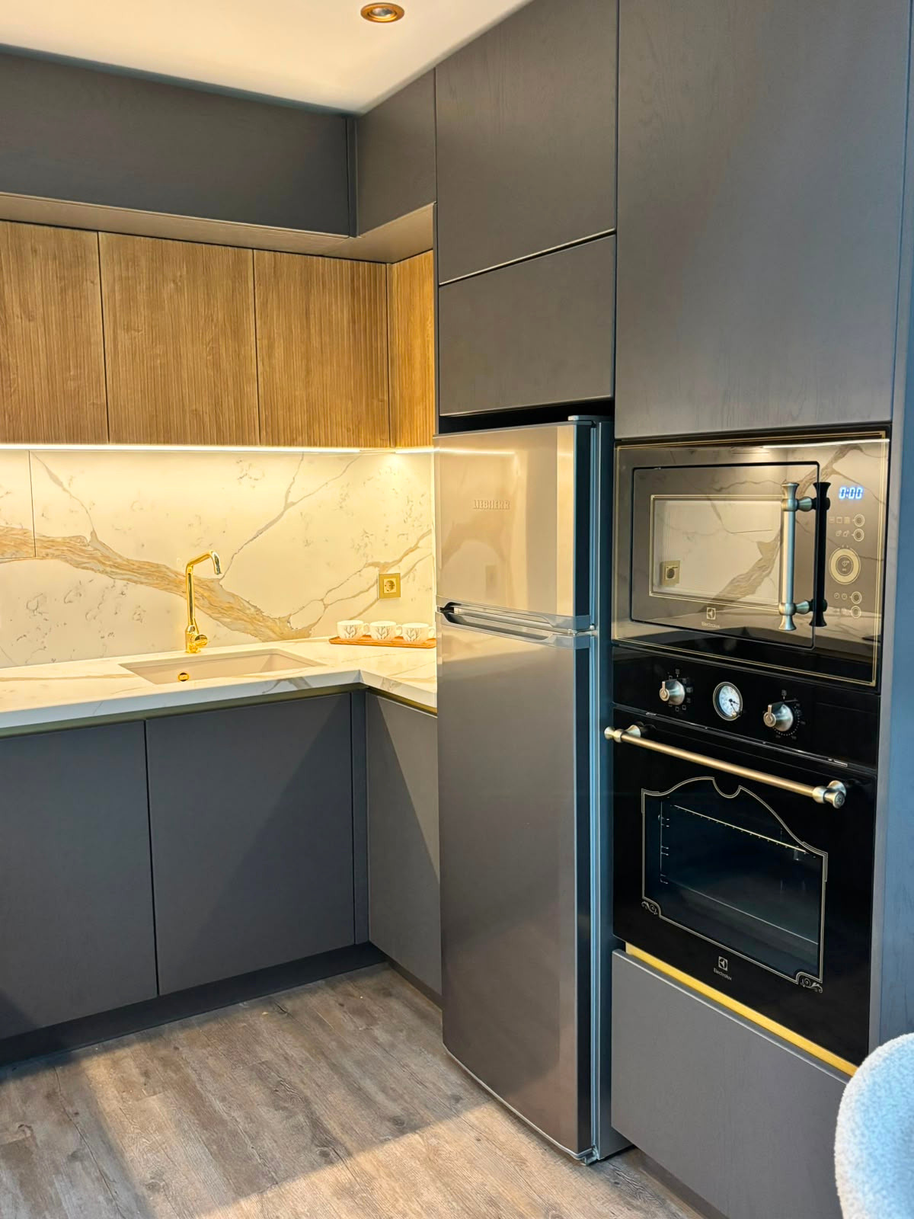Mobilier din MDF termoformat cu blat și contrablat din cuarț compozit, cu mânere tip profil GOLA