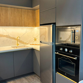 Mobilier din MDF termoformat cu blat și contrablat din cuarț compozit, cu mânere tip profil GOLA