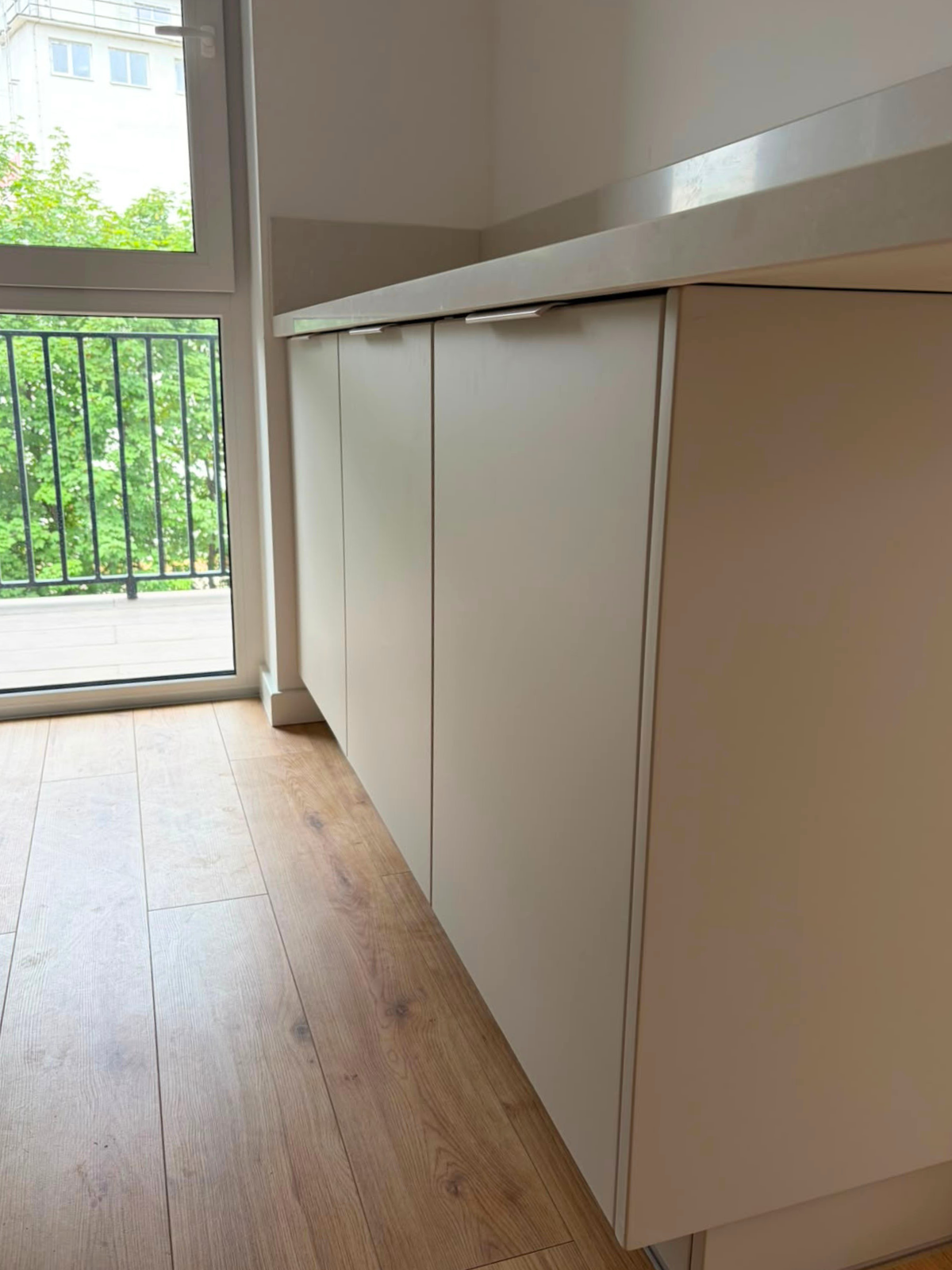 Mobilier de bucătărie din MDF termoformat, cu blat din cuarț și mânere aplicate