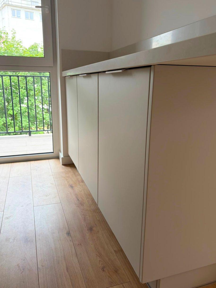 Mobilier de bucătărie din MDF termoformat, cu blat din cuarț și mânere aplicate
