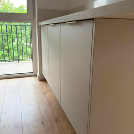 Mobilier de bucătărie din MDF termoformat, cu blat din cuarț și mânere aplicate