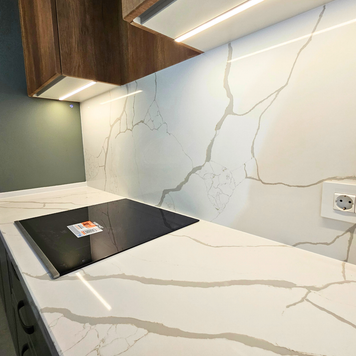 Mobilier bucătărie NORVINIA, cu blat din cuarț compozit și chiuvetă montată sub blat