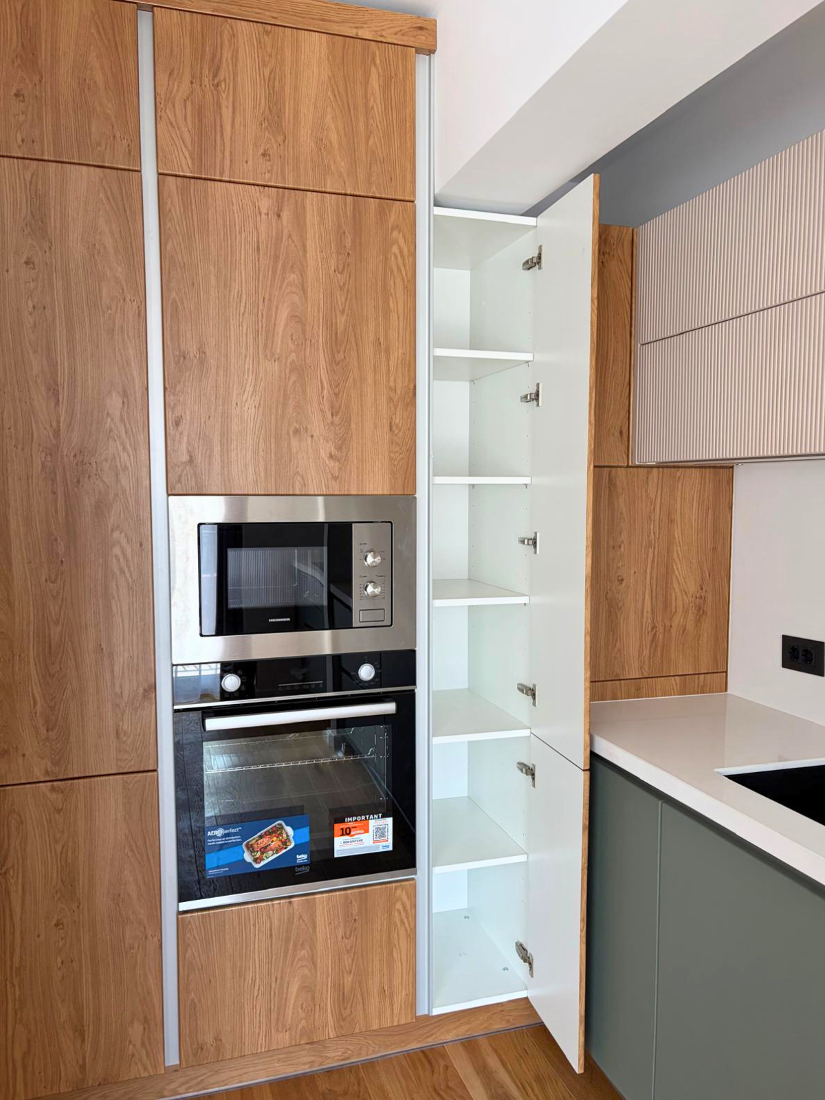 Mobilier de bucătărie NORVINIA, cu fronturi din MDF termoformat, blat și contrablat din cuarț compozit alb și mânere tip profil GOLA, finisaj aluminiu