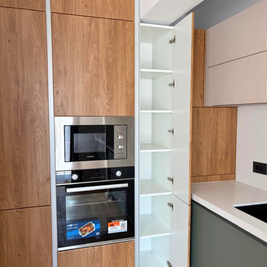 Mobilier de bucătărie NORVINIA, cu fronturi din MDF termoformat, blat și contrablat din cuarț compozit alb și mânere tip profil GOLA, finisaj aluminiu