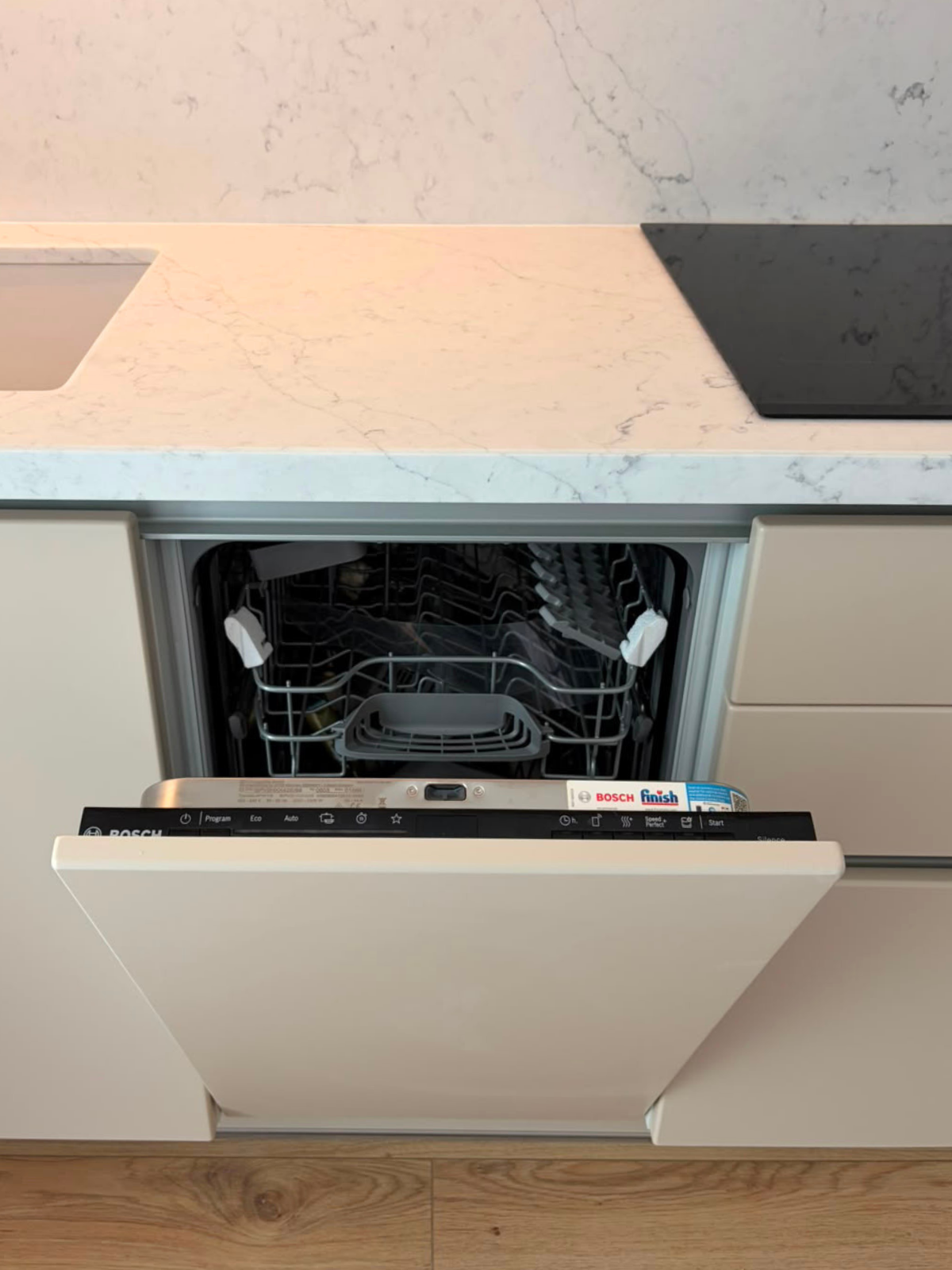 Mobilier de bucătărie cu fronturi din MDF termoformat, cu blat și contrablat din cuarț compozit și mânere tip profil GOLA
