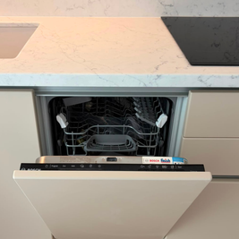 Mobilier de bucătărie cu fronturi din MDF termoformat, cu blat și contrablat din cuarț compozit și mânere tip profil GOLA