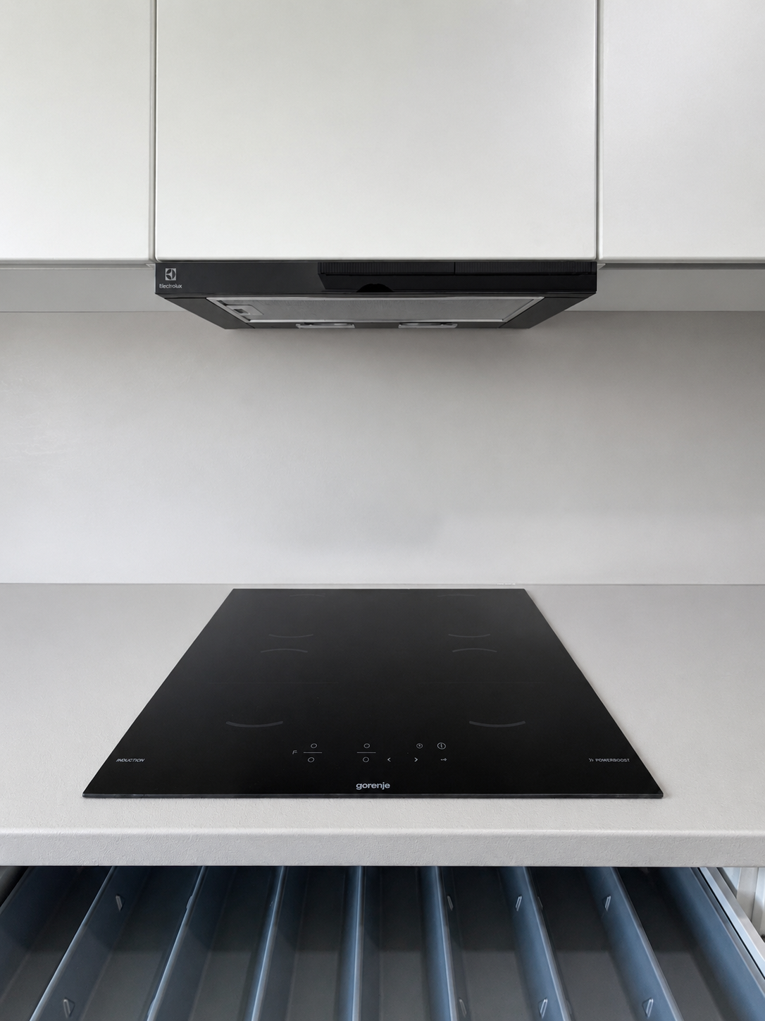 Mobilier de bucătărie NORVINIA, cu fronturi din MDF termoformat, blat termorezistent EGGER și mânere tip profil GOLA, finisaj negru mat