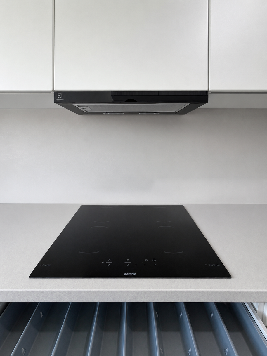 Mobilier de bucătărie NORVINIA, cu fronturi din MDF termoformat, blat termorezistent EGGER și mânere tip profil GOLA, finisaj negru mat