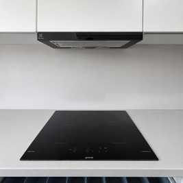 Mobilier de bucătărie NORVINIA, cu fronturi din MDF termoformat, blat termorezistent EGGER și mânere tip profil GOLA, finisaj negru mat