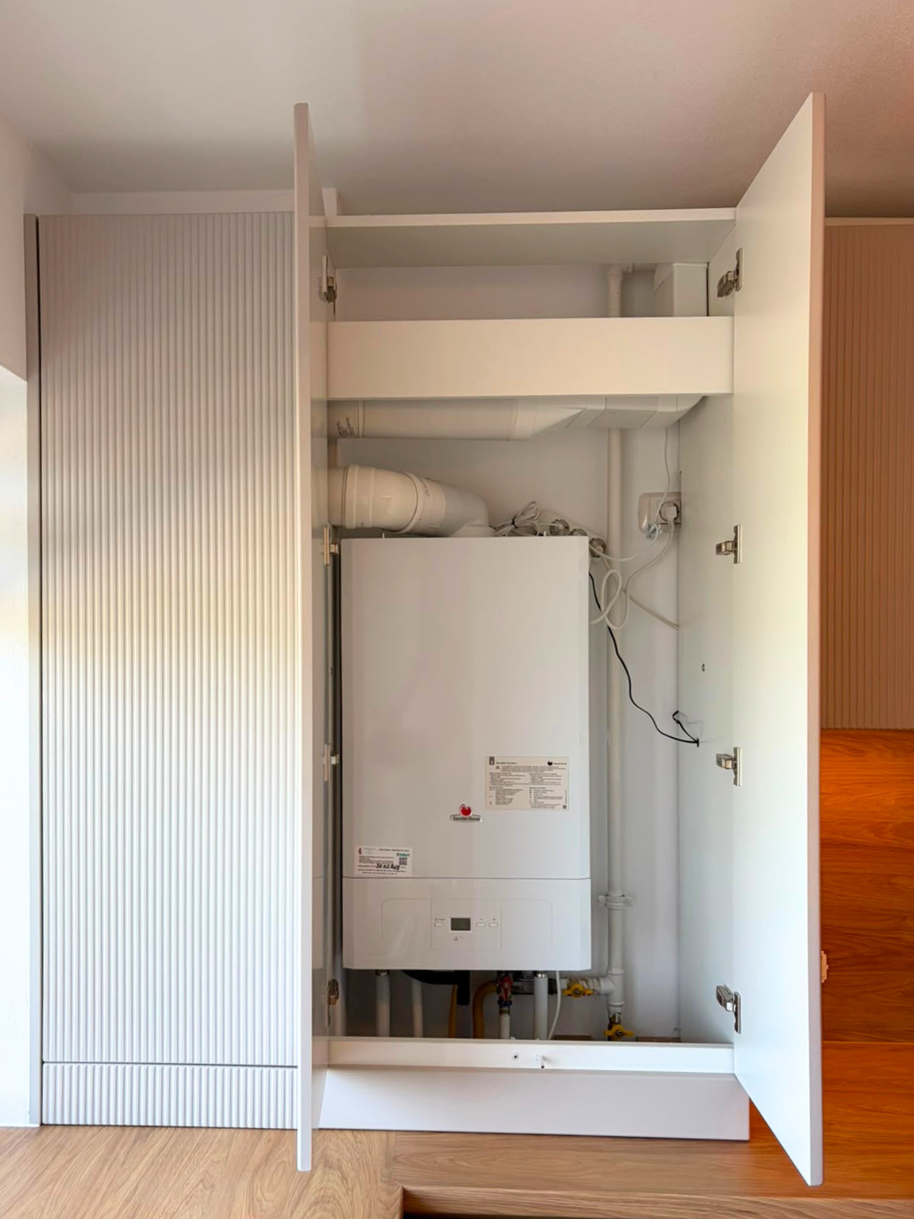 Mobilier din MDF termoformat cu blat din termorezistent și mânere tip profil GOLA