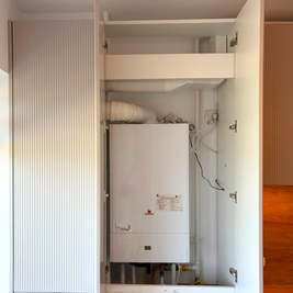 Mobilier din MDF termoformat cu blat din termorezistent și mânere tip profil GOLA