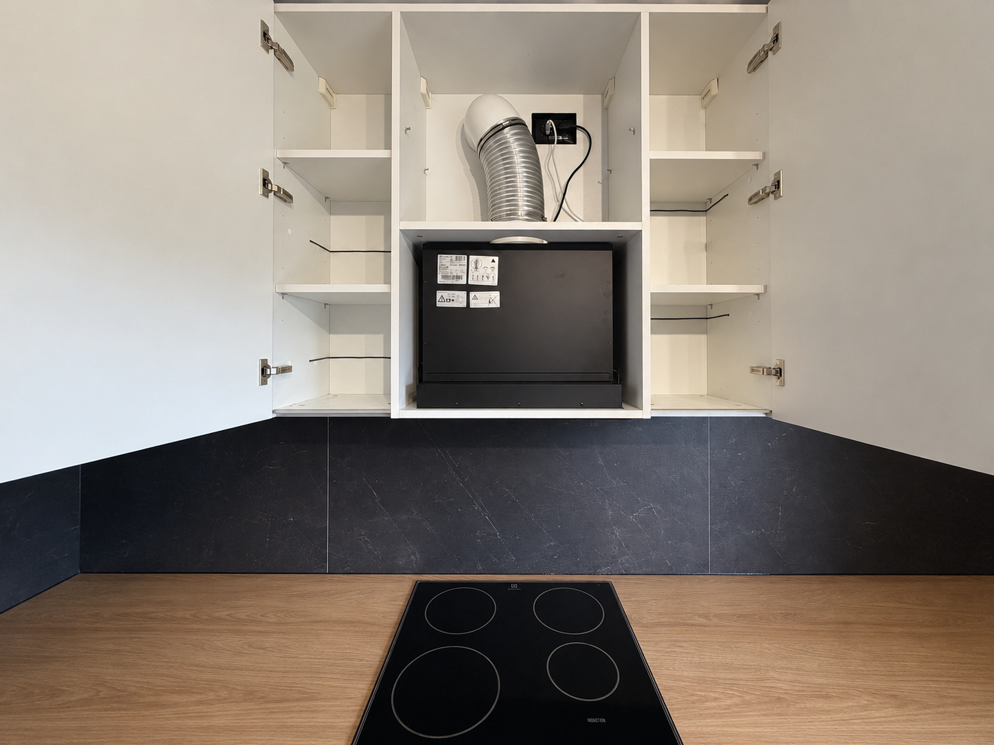 Mobilier de bucătărie NORVINIA, cu fronturi din MDF termoformat în două culori, blat termorezistent EGGER și mânere tip profil GOLA