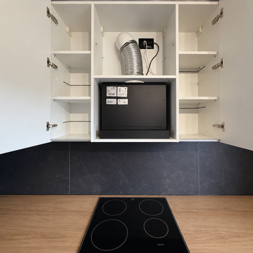 Mobilier de bucătărie NORVINIA, cu fronturi din MDF termoformat în două culori, blat termorezistent EGGER și mânere tip profil GOLA