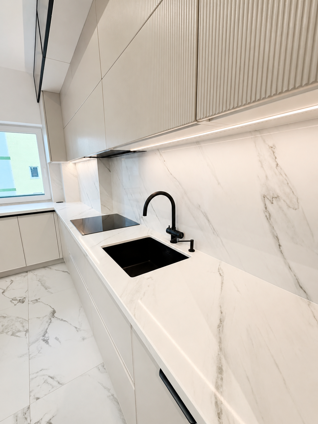 Mobilier de bucătărie NORVINIA, cu fronturi din MDF termoformat, blat din cuarț compozit și mânere tip profil GOLA, finisaj negru mat
