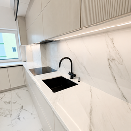 Mobilier de bucătărie NORVINIA, cu fronturi din MDF termoformat, blat din cuarț compozit și mânere tip profil GOLA, finisaj negru mat