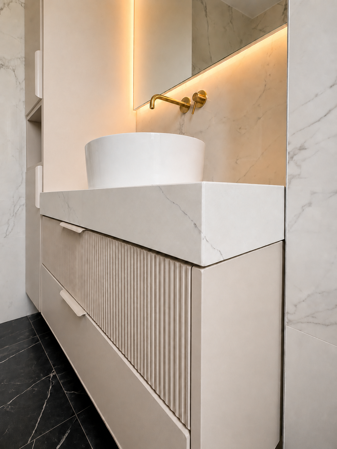 Mobilier pentru baie realizat la comandă de NORVINIA din MDF temoformat cu blat din cuarț compozit și oglindă