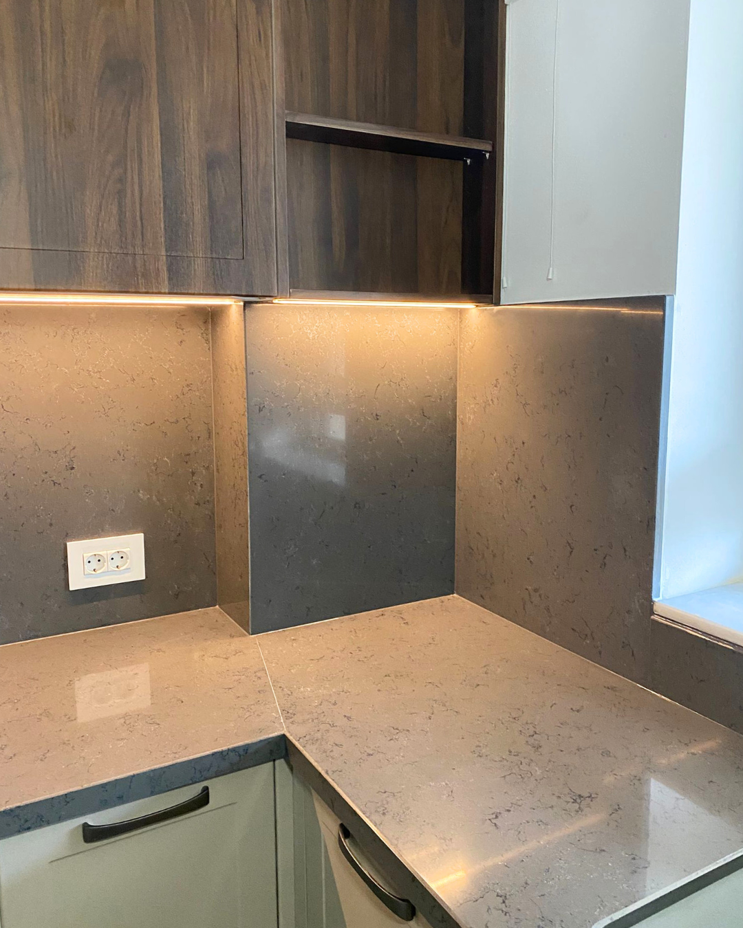 Mobilier pentru bucătărie NORVINIA, cu blat din cuarț compozit și chiuvetă montată sub blat