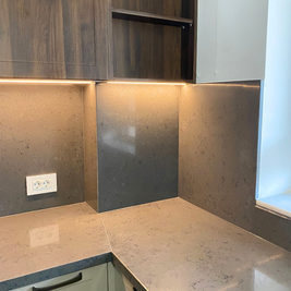 Mobilier pentru bucătărie NORVINIA, cu blat din cuarț compozit și chiuvetă montată sub blat