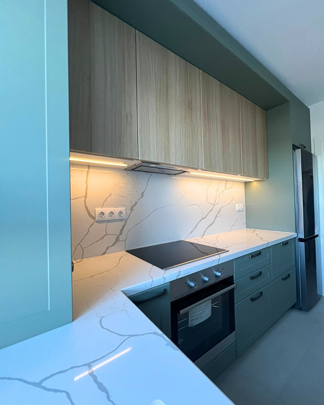 Mobilier la comandă pentru bucătărie NORVINIA, cu mânere metalice aplicate și blat din cuarț compozit