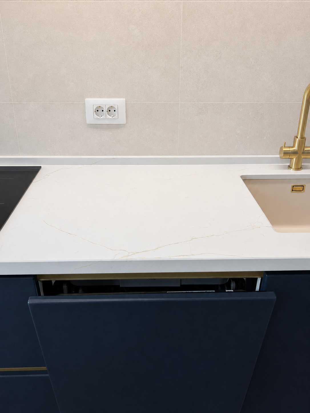 Mobilier de bucătărie NORVINIA, cu fronturi din MDF termoformat albastre și textură lemn, blat din cuarț compozit și mânere tip profil GOLA, finisaj auriu