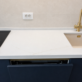 Mobilier de bucătărie NORVINIA, cu fronturi din MDF termoformat albastre și textură lemn, blat din cuarț compozit și mânere tip profil GOLA, finisaj auriu