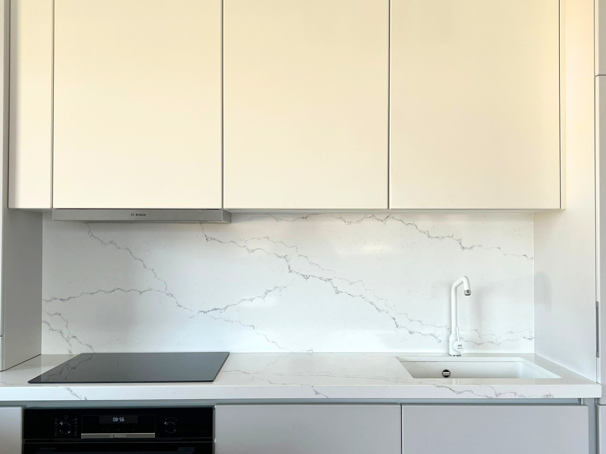 Mobilier la comandă pentru bucătărie NORVINIA, cu mânere tip profil GOLA și blat din cuarț compozit