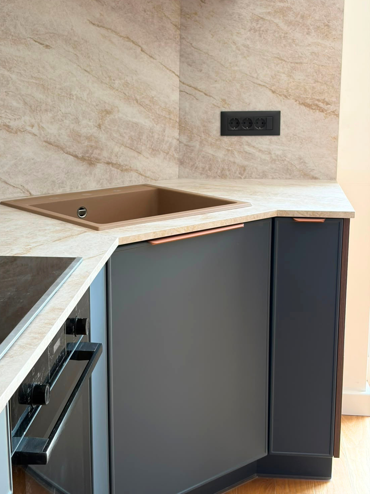 Mobilier din MDF termoformat cu blat termorezistent și mânere metalice aplicate/tip profil GOLA