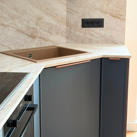 Mobilier din MDF termoformat cu blat termorezistent și mânere metalice aplicate/tip profil GOLA