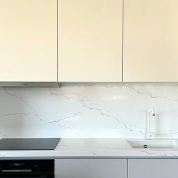 Mobilier la comandă pentru bucătărie NORVINIA, cu mânere tip profil GOLA și blat din cuarț compozit