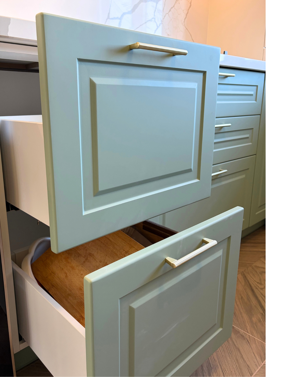 Mobilier din MDF termoformat cu blat, contrablat și picior peninsulă din cuarț compozit și mânere metalice aplicat