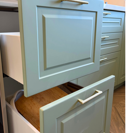 Mobilier din MDF termoformat cu blat, contrablat și picior peninsulă din cuarț compozit și mânere metalice aplicat