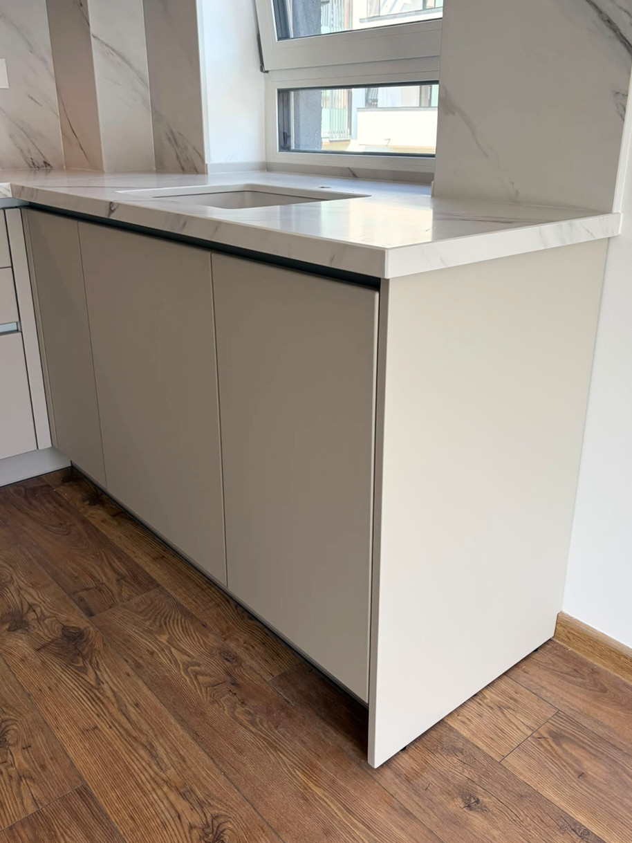 Mobilier din MDF termoformat cu blat din cuarț compozit și mânere GOLA