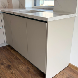 Mobilier din MDF termoformat cu blat din cuarț compozit și mânere GOLA