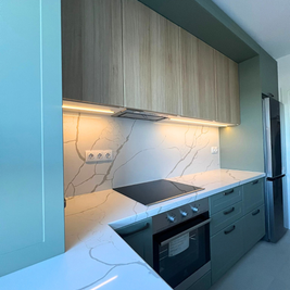 Mobilier la comandă pentru bucătărie NORVINIA, cu mânere metalice aplicate și blat din cuarț compozit