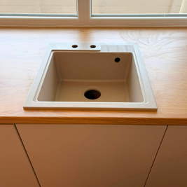 Mobilier din MDF termoformat cu blat din termorezistent și mânere tip profil GOLA