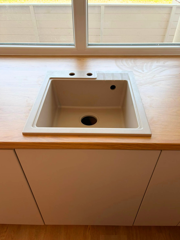 Mobilier din MDF termoformat cu blat din termorezistent și mânere tip profil GOLA