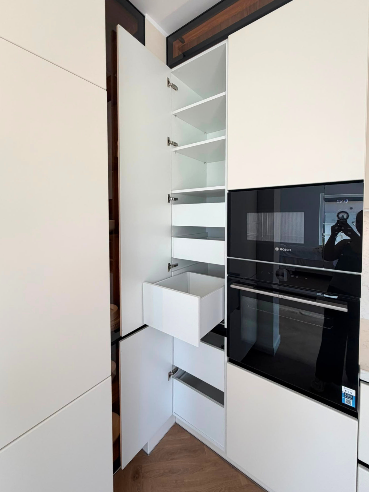 Mobilier din MDF termoformat cu blat din cuarț compozit și mânere gola, finisaj negru mat
