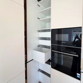 Mobilier din MDF termoformat cu blat din cuarț compozit și mânere gola, finisaj negru mat