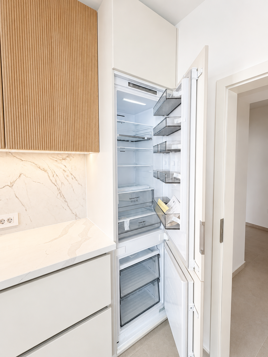 Mobilier de bucătărie NORVINIA, cu fronturi din MDF termoformat uni și textură lemn, blat din cuarț compozit și mânere tip profil GOLA