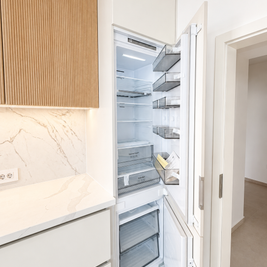 Mobilier de bucătărie NORVINIA, cu fronturi din MDF termoformat uni și textură lemn, blat din cuarț compozit și mânere tip profil GOLA