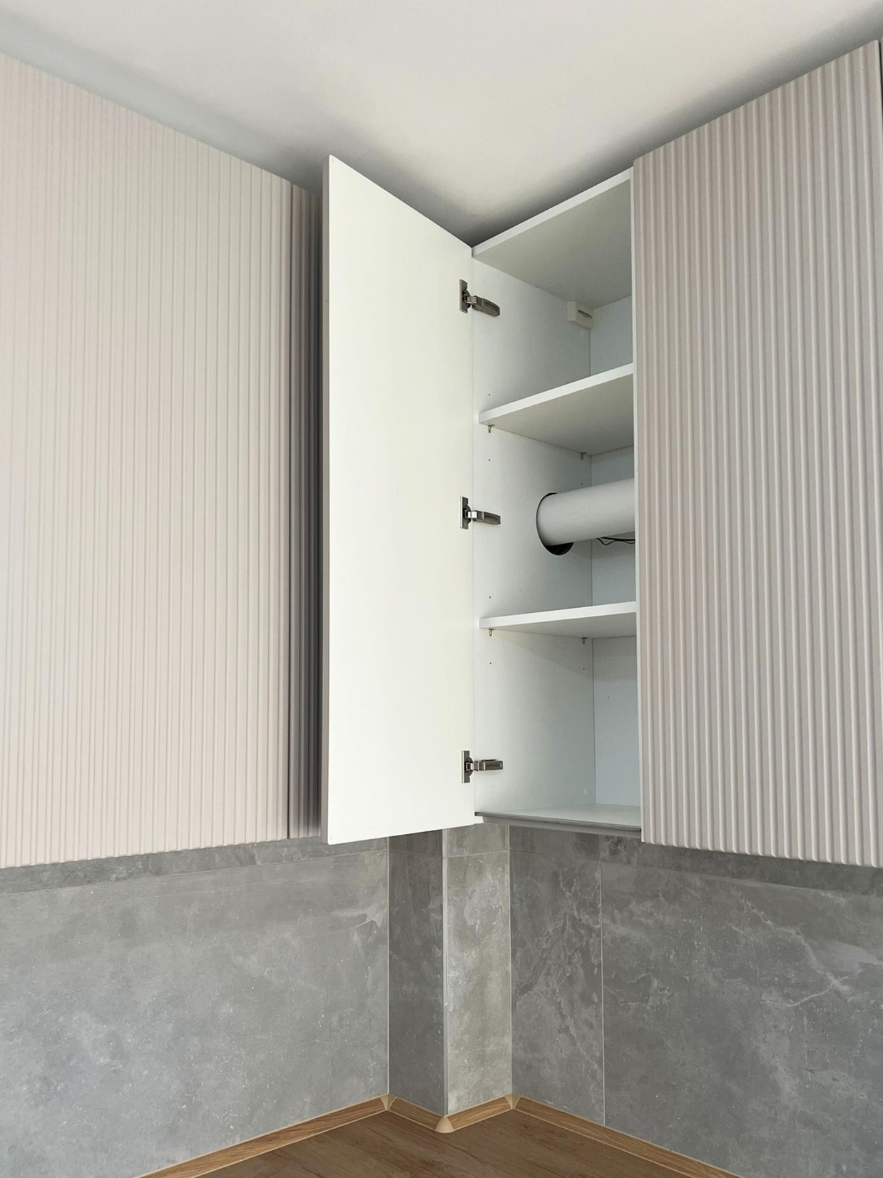 Mobilier la comandă pentru bucătărie NORVINIA, cu mânere metalice aplicate și blat termorezistent